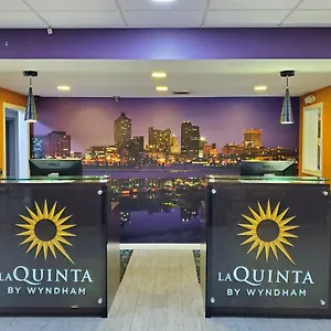 *** Hotel La Quinta By Wyndham Airport Graceland Estados Unidos